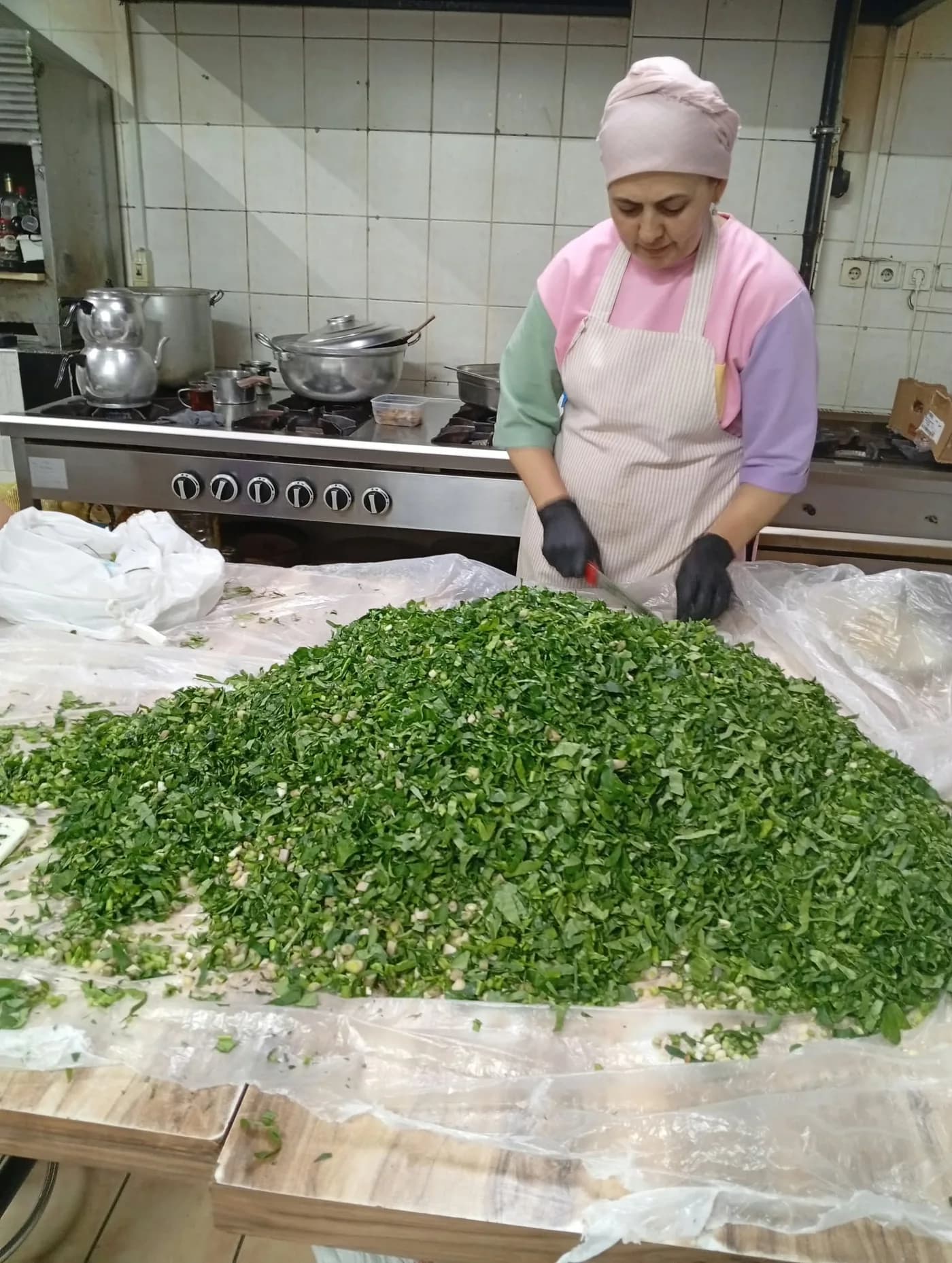 Halk Sofrası mutfağında tırşik hazırlığı